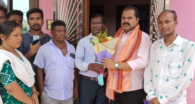 ଜିଲ୍ଲା ଆଉଟ ସୋର୍ସିଂ କର୍ମଚାରୀ ମହାସଂଘ ପକ୍ଷରୁ ବୌଦ୍ଧ ବିଧାୟକଙ୍କୁ ଦାବିପତ୍ର ପ୍ରଦାନ