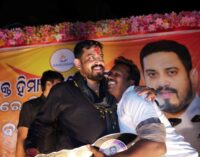 ଧର୍ମଶାଳା ବିଧାୟକଙ୍କୁ ଜନ୍ମଦିନର ଶୁଭେଛା ଜଣାଇବା ଲାଗି କର୍ମୀମାନଙ୍କ ଅହେତୁକ ଭିଡ
