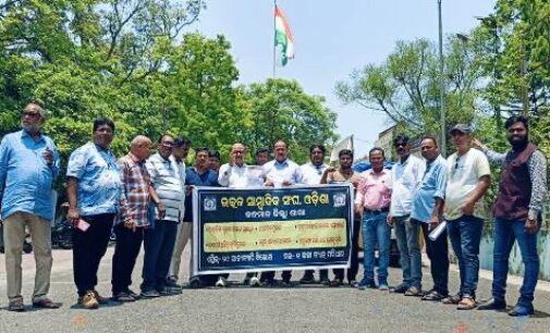 ସାମ୍ବାଦିକଙ୍କୁ ସୁରକ୍ଷା ଓ ସହାୟତା ଦାବି ନେଇ ତାତିଲେ ସାମ୍ବାଦିକ: ୬ ଦଫା ଦାବୀ ନେଇ ମୁଖ୍ୟମନ୍ତ୍ରୀଙ୍କ ଉଦ୍ଦେଶ୍ୟରେ ସ୍ମାରକପତ୍ର ପ୍ରଦାନ