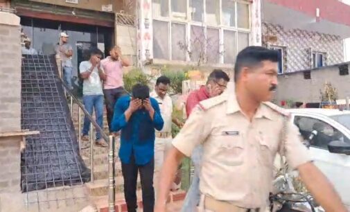 ଡ଼ଲଫିନ ହୋଟେଲରେ ସେକ୍ସ ରାକେଟ ,କିଙ୍ଗ ପିନ ସମେତ ୨ ଦେହଜୀବୀ, ୪ ଗ୍ରାହକ ,ହୋଟେଲ ମାଲିକ , ମ୍ୟାନେଜର ଧରାପଡିଲେ
