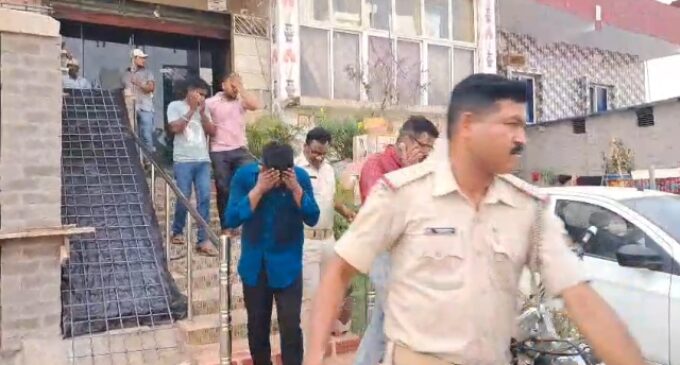ଡ଼ଲଫିନ ହୋଟେଲରେ ସେକ୍ସ ରାକେଟ ,କିଙ୍ଗ ପିନ ସମେତ ୨ ଦେହଜୀବୀ, ୪ ଗ୍ରାହକ ,ହୋଟେଲ ମାଲିକ , ମ୍ୟାନେଜର ଧରାପଡିଲେ