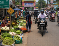 ଝୁମ୍ପୁରାରେ ରାସ୍ତା ଉପରେ ପରିବା ଓ ଅନ୍ୟାନ୍ୟ ଦୋକାନ, ଯାତାୟାତ ବ୍ୟବସ୍ଥା ନେଇ ବଢ଼ୁଛି ଚିନ୍ତା