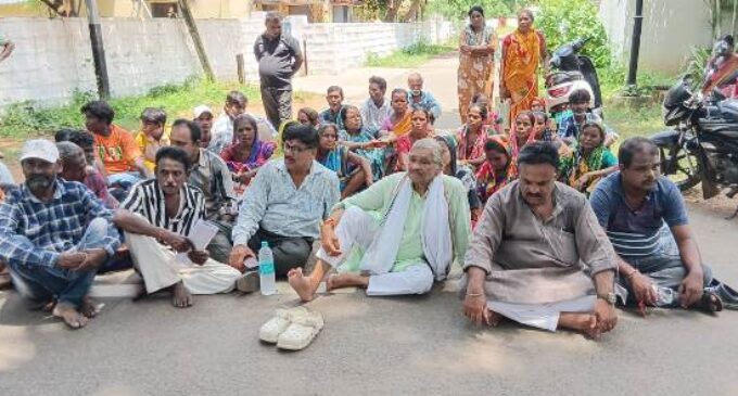 ଝୁମ୍ପୁଡି ବସ୍ତି ଉଚ୍ଛେଦ ନେଇ କଂଗ୍ରେସ ପକ୍ଷରୁ ଆନ୍ଦୋଳନ ଧାରଣା, ପ୍ରତିଶ୍ରୁତି ପରେ ପ୍ରତ୍ୟାହୁତ