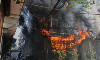 21 killed in Delhi hotel fire, woman with kid jumped off 3rd floor of building