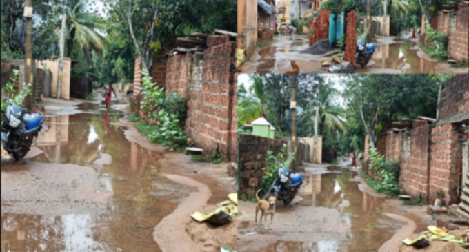 ଅସରାଏ ବର୍ଷାରେ ଆଣ୍ଠୁଏ ଉଚ୍ଚରେ ପାଣି: ଯାତାୟାତ ଠପ,ଦୁର୍ଦ୍ଦଶା ଭୋଗୁଛନ୍ତି ଅଙ୍ଗନୱାଡ଼ି ଓ ବିଦ୍ୟାଳୟ ଛାତ୍ରଛାତ୍ରୀ