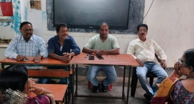 ଶିକ୍ଷକ ସଂଘ ଓ ଗୋଷ୍ଠୀ ଶିକ୍ଷା ଅଧିକାରୀଙ୍କ ମଧ୍ୟରେ ଉପୁଜିଥିବା ମତଭେଦ ଦୂର ପାଇଁ ବୈଠକ