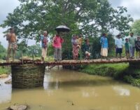 ପ୍ରଶାସନ ଶୁଣିଲାନି: କାଠ ବାଉଁଶରେ ପୋଲ ନିର୍ମାଣ କଲେ ଗ୍ରାମବାସୀ