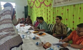 ବୌଦ୍ଧ ଜିଲ୍ଲାପାଳଙ୍କ ବୌଦ୍ଧ ବ୍ଲକରେ ବିକାଶମୂଳକ କାର୍ଯ୍ୟର ସମୀକ୍ଷା : ଶ୍ରେଣୀ ଗୃହରେ ଛାତ୍ରଛାତ୍ରୀଙ୍କ ସହ ଆଲୋଚନା କରି ଉଜ୍ଜ୍ୱଳ ଭବିଷ୍ୟତ ଗଢ଼ିବାକୁ ପ୍ରେରଣା ଦେଲେ