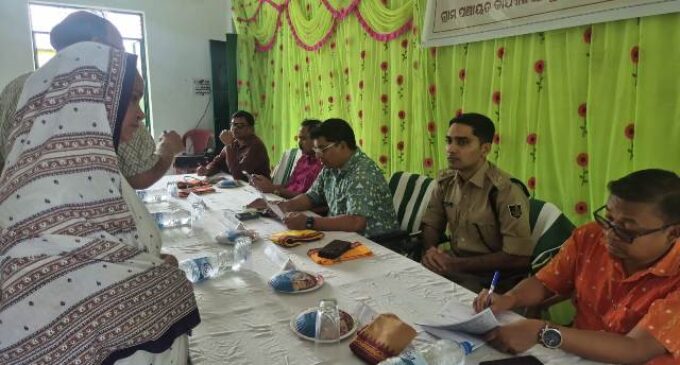 ବୌଦ୍ଧ ଜିଲ୍ଲାପାଳଙ୍କ ବୌଦ୍ଧ ବ୍ଲକରେ ବିକାଶମୂଳକ କାର୍ଯ୍ୟର ସମୀକ୍ଷା : ଶ୍ରେଣୀ ଗୃହରେ ଛାତ୍ରଛାତ୍ରୀଙ୍କ ସହ ଆଲୋଚନା କରି ଉଜ୍ଜ୍ୱଳ ଭବିଷ୍ୟତ ଗଢ଼ିବାକୁ ପ୍ରେରଣା ଦେଲେ