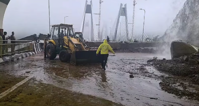 Heavy rains trigger landslides, disrupt Mumbai-Pune rail services and Expressway traffic