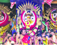 ରଥ ଉପରେ ସୁନାବେଶରେ ଦର୍ଶନ ଦେଉଛନ୍ତି ଶ୍ରୀବିଗ୍ରହ