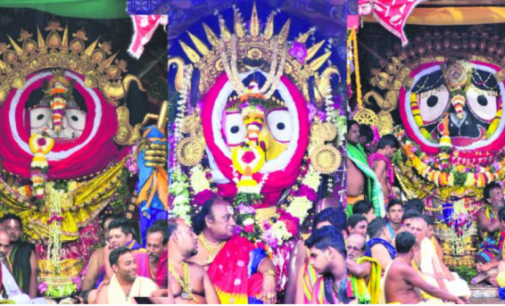 ରଥ ଉପରେ ସୁନାବେଶରେ ଦର୍ଶନ ଦେଉଛନ୍ତି ଶ୍ରୀବିଗ୍ରହ