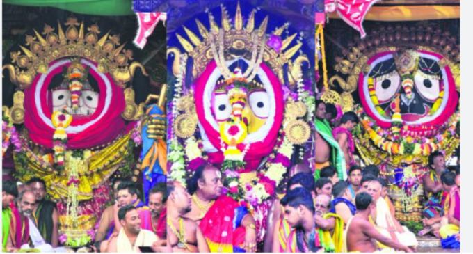 ରଥ ଉପରେ ସୁନାବେଶରେ ଦର୍ଶନ ଦେଉଛନ୍ତି ଶ୍ରୀବିଗ୍ରହ
