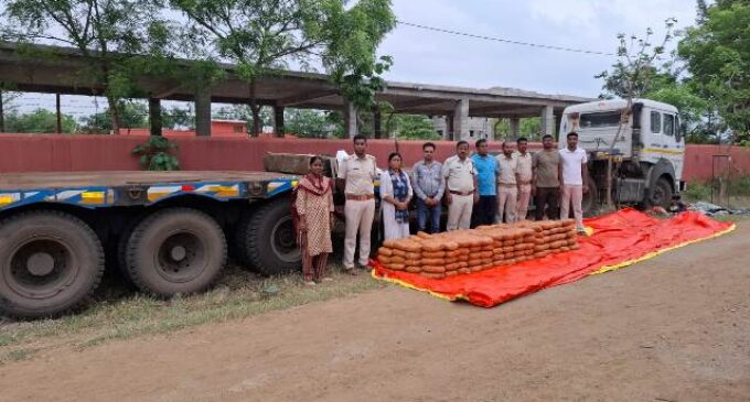କଣ୍ଟାମାଳରେ ଅବକାରୀ ବିଭାଗର ବଡ଼ ସଫଳତା; ୧୮ ଚକିଆ ଟ୍ରଲରରୁ ୨୯୫ କେଜି ଗଞ୍ଜେଇ ଜବତ, ଚାଳକ ଫେରାର