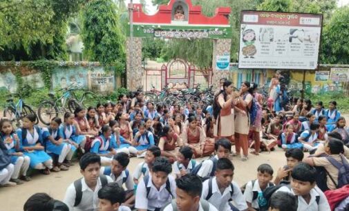 ଶିକ୍ଷକ ଅଭାବ ପ୍ରତିବାଦରେ ସ୍କୁଲ ଗେଟରେ ତାଲା ପକାଇ ଛାତ୍ରଛାତ୍ରୀଙ୍କ ଧାରଣା