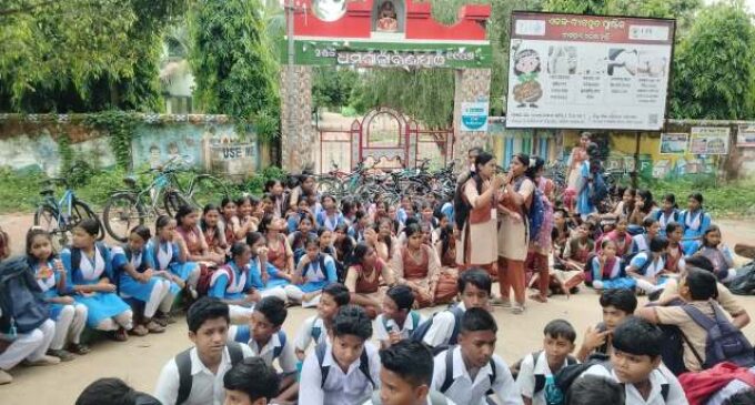 ଶିକ୍ଷକ ଅଭାବ ପ୍ରତିବାଦରେ ସ୍କୁଲ ଗେଟରେ ତାଲା ପକାଇ ଛାତ୍ରଛାତ୍ରୀଙ୍କ ଧାରଣା