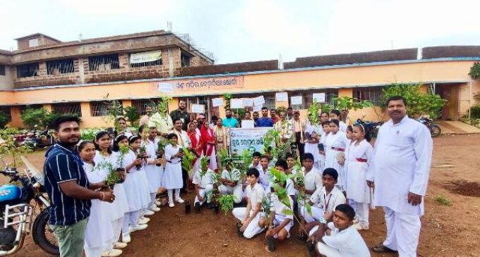 ବେଗୁନିଆ ଶିଶୁ ବିଦ୍ୟାମନ୍ଦିର ରେ ୧୫୦ରୁ ଅଧିକ ଚାରା ରୋପଣ; ‘ବୃକ୍ଷ ହିଁ ଜୀବନ’ ବାର୍ତ୍ତା ସହ ପରିବେଶ ସଚେତନତା ଅଭିଯାନ