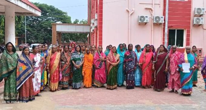 ଚୋରା ମଦ କାରବାର ବନ୍ଦ ଦାବୀ ରେ ଜିଲ୍ଲାପାଳ ଙ୍କ ଦ୍ୱାରସ୍ଥ ହେଲେ ଶତାଧିକ ମହିଳା, ଅଭିଯୁକ୍ତଙ୍କ ବିରୋଧରେ କାର୍ଯ୍ୟାନୁଷ୍ଠାନ ନ ହେବାରୁ ଅସନ୍ତୋଷ