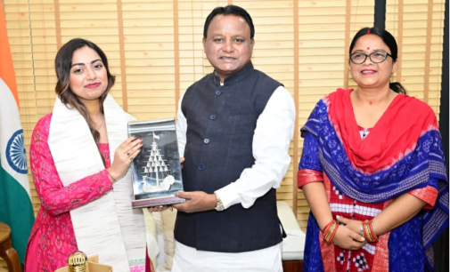 ମୁଖ୍ୟମନ୍ତ୍ରୀଙ୍କୁ ଭେଟିଲେ କଣ୍ଠଶିଳ୍ପୀ ଜ୍ୟୋତିର୍ମୟୀ ନାୟକ