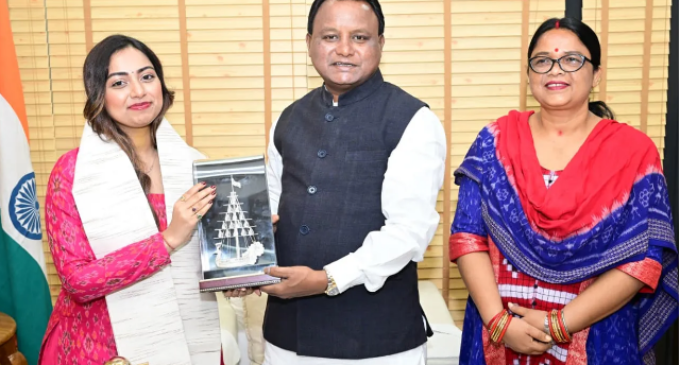 ମୁଖ୍ୟମନ୍ତ୍ରୀଙ୍କୁ ଭେଟିଲେ କଣ୍ଠଶିଳ୍ପୀ ଜ୍ୟୋତିର୍ମୟୀ ନାୟକ