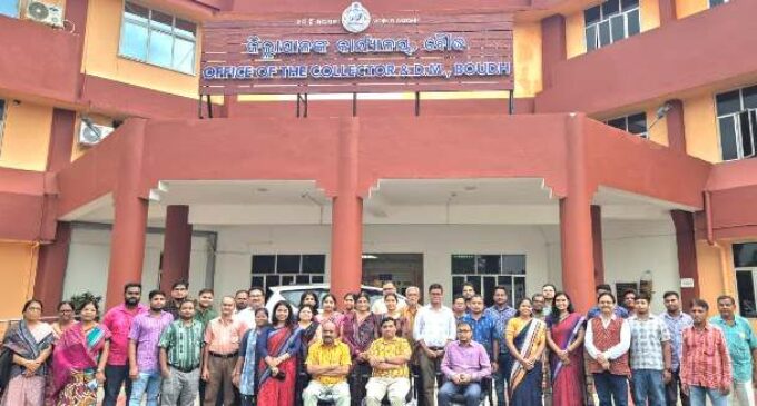 ସମ୍ବଲପୁରୀ ଦିନ୍ ପାଳନ ଅବସରରେ ବୌଦ୍ଧ ଜିଲ୍ଲାପାଳଙ୍କ କାର୍ଯ୍ୟାଳୟରେ ସମ୍ବଲପୁରୀ ହାତବୁଣା ବସ୍ତ୍ର ପରିଧାନ
