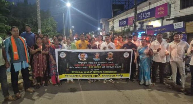 ‘ବନ୍ଦେ ମାତରମ୍’ ପ୍ରତି ଅସମ୍ମାନ ପଦର୍ଶନକୁ ନେଇ କ୍ୟାଣ୍ଡେଲ ଶୋଭାଯାତ୍ରା