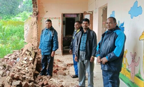 ଲଗାଣ ବର୍ଷାରେ ପ୍ରାଥମିକ ବିଦ୍ୟାଳୟର ଛାତ ଭୁଶୁଡ଼ିଲା ବାରଣ୍ଡାରେ ପାଠ ପଢୁଛନ୍ତି ଛାତ୍ରଛାତ୍ରୀ, ମରାମତି ପାଇଁ ଦାବି