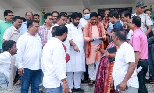 ଯାଜପୁର ଗସ୍ତରେ ସ୍ୱାସ୍ଥ୍ୟ ମନ୍ତ୍ରୀ ଡ. ମୁକେଶ ମହାଲିଙ୍ଗ: ବନ୍ୟା ପରବର୍ତ୍ତୀ ସ୍ୱାସ୍ଥ୍ୟସେବା ଓ ଜନସ୍ୱାସ୍ଥ୍ୟ ପରିଚାଳନାର କଲେ ସମୀକ୍ଷା