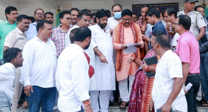 ଯାଜପୁର ଗସ୍ତରେ ସ୍ୱାସ୍ଥ୍ୟ ମନ୍ତ୍ରୀ ଡ. ମୁକେଶ ମହାଲିଙ୍ଗ: ବନ୍ୟା ପରବର୍ତ୍ତୀ ସ୍ୱାସ୍ଥ୍ୟସେବା ଓ ଜନସ୍ୱାସ୍ଥ୍ୟ ପରିଚାଳନାର କଲେ ସମୀକ୍ଷା