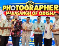 ଓଡ଼ିଶା ଫଟୋଗ୍ରାଫର ମହାସଂଘ ପକ୍ଷରୁ ଫଟୋ ଓ ଭିଡିଓ ବାଣିଜ୍ୟ ମେଳାରେ କନ୍ଧମାଳର ଦୁଇ ପ୍ରତିଭାଙ୍କୁ ସମ୍ମାନ