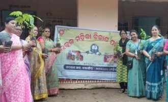 ବଲାଙ୍ଗୀରରେ ମହିଳାଙ୍କ ପରିବେଶ ସଚେତନତା : ସ୍କୁଲ ପରିସରରେ ବୃକ୍ଷରୋପଣ