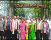 ମୁଣ୍ଡାପଡା ୟୂପି ସ୍କୁଲର ପ୍ରଧାନ ଶିକ୍ଷକଙ୍କ ବଦଳି ପ୍ରତିବାଦରେ ସ୍କୁଲ୍ ଫାଟକରେ ତାଲା ପକାଇଲେ ଅଭିଭାବକ