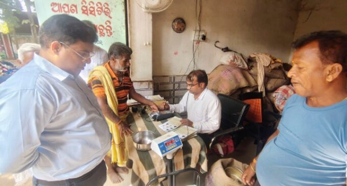 ବୌଦ୍ଧ ଜିଲ୍ଲାପାଳଙ୍କ ବିଭିନ୍ନ ପଞ୍ଚାୟତ ପରିଦର୍ଶନ, ଖାଉଟି ସାମଗ୍ରୀ ବଣ୍ଟନ ବ୍ୟବସ୍ଥାର ସମୀକ୍ଷା