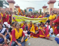 ଅଙ୍ଗନବାଡ଼ି କର୍ମୀ ଓ ସହାୟିକାଙ୍କ ହକ ପାଇଁ ଖୋରଧାରେ ଗର୍ଜିଲା ସଂଘ ; ୧୦ ଦଫା ଦାବିରେ ଜିଲ୍ଲାପାଳଙ୍କ କାର୍ଯ୍ୟାଳୟ ସମ୍ମୁଖରେ ବିକ୍ଷୋଭ